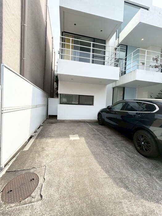 物件外観写真6　(駐車場)