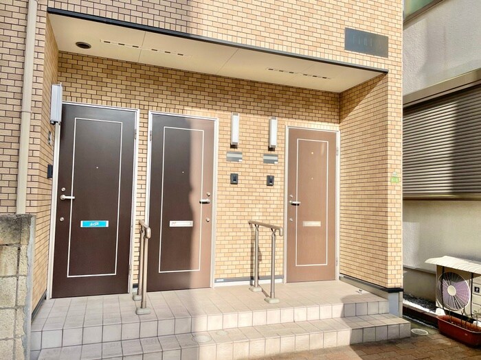 物件外観写真3　(エントランス部分)