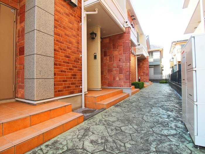 物件外観写真3　(エントランス部分)