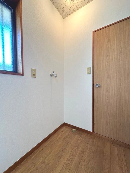 物件内観写真14　(洗濯機置場)