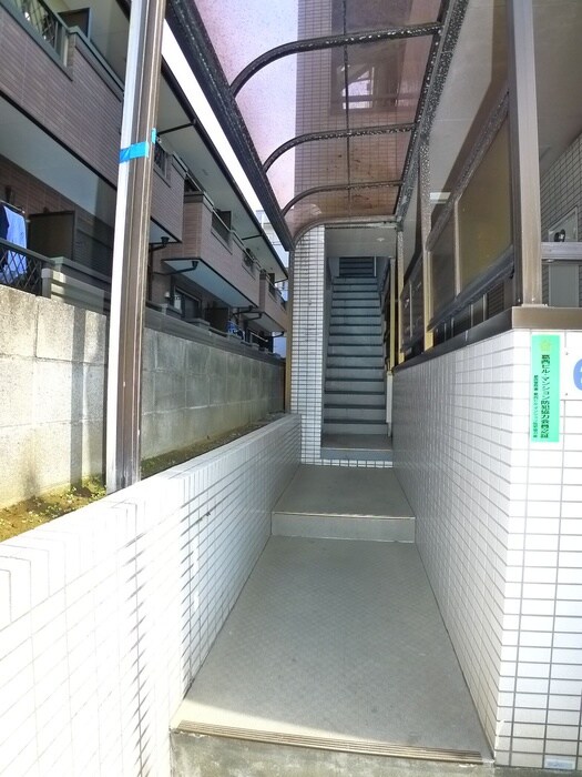 物件外観写真5　(エントランス部分)