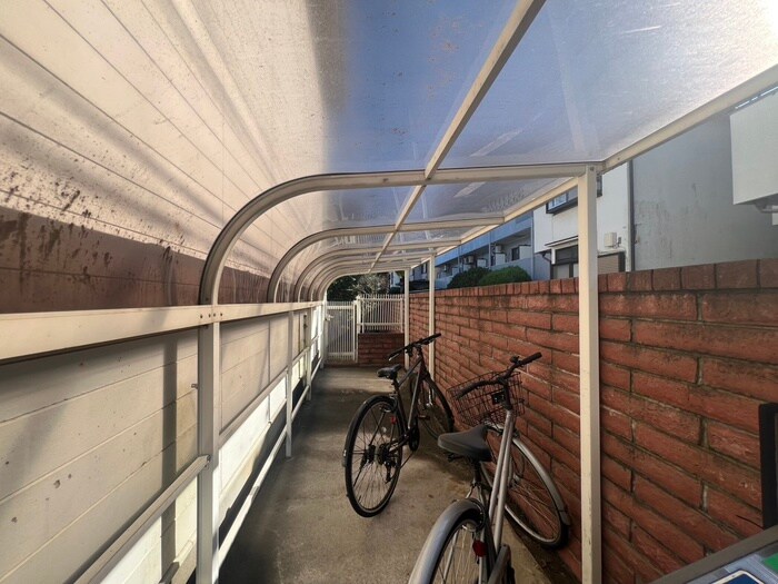 物件外観写真4　(駐輪場)