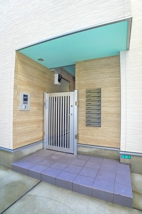 物件外観写真3　(エントランス部分)