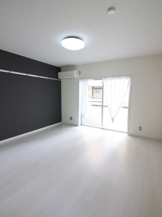 物件内観写真7　(室内からの展望)