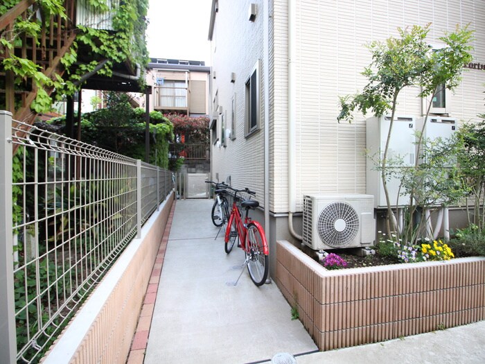 物件外観写真2　(駐輪場)