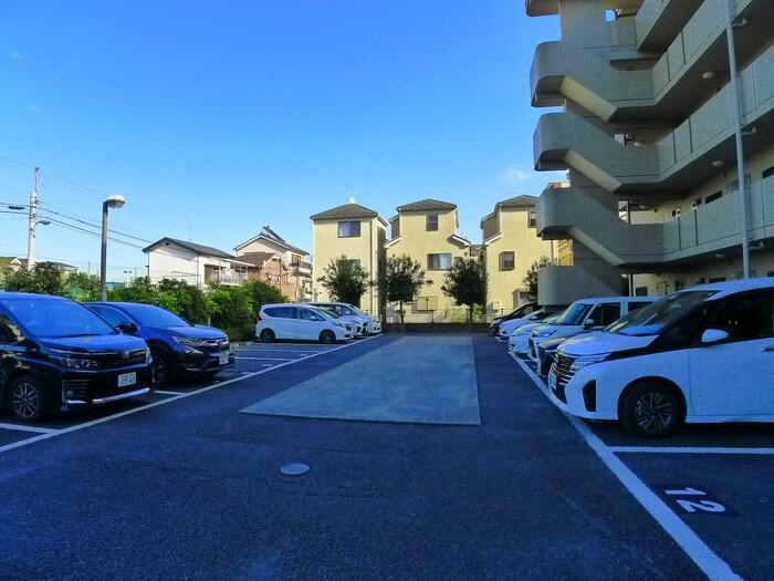 物件外観写真3　(駐車場)