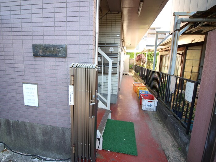物件外観写真6　(エントランス部分)