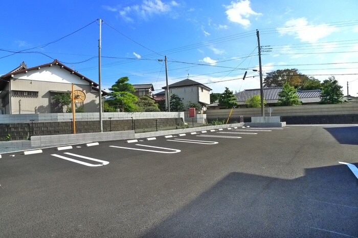 物件外観写真3　(駐車場)