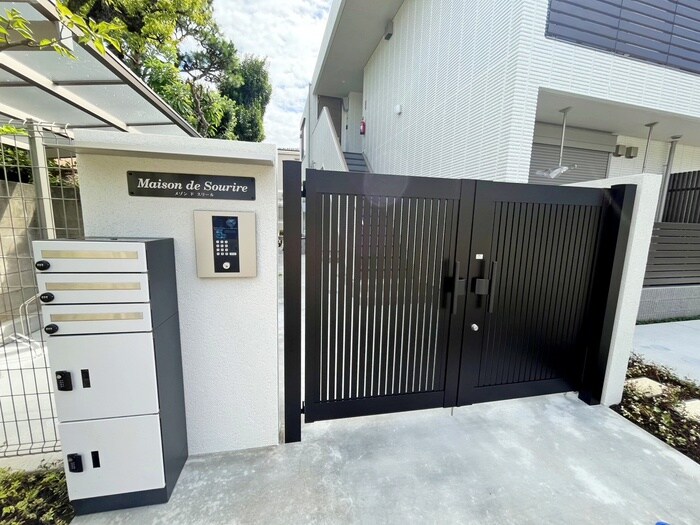 物件外観写真3　(エントランス部分)