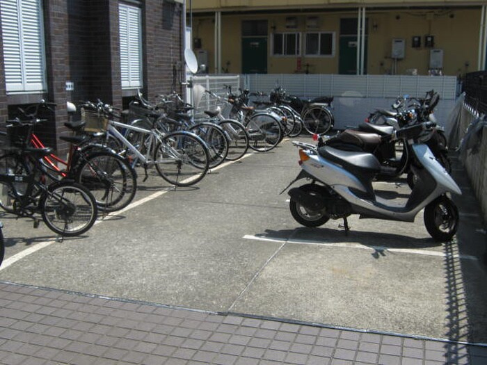物件外観写真4　(駐輪場)