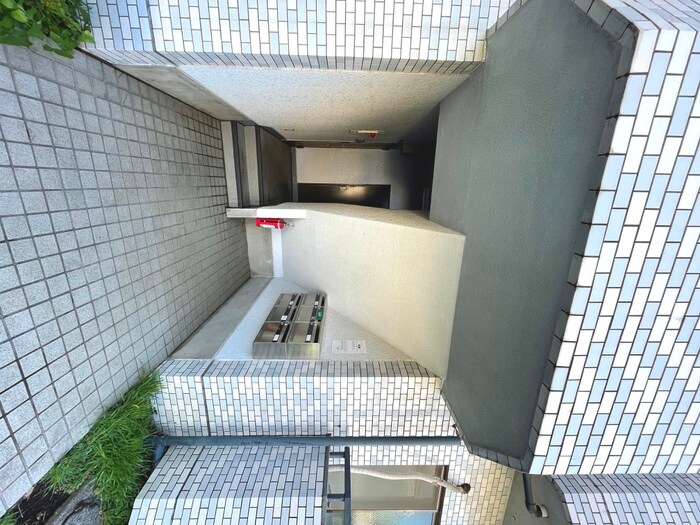 物件外観写真6　(エントランス部分)