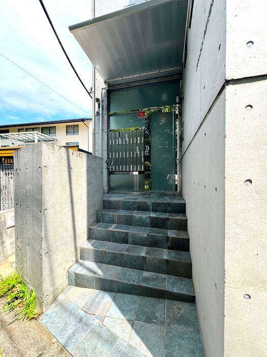 物件外観写真3　(エントランス部分)
