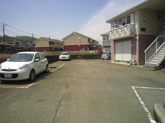 物件外観写真3　(駐車場)
