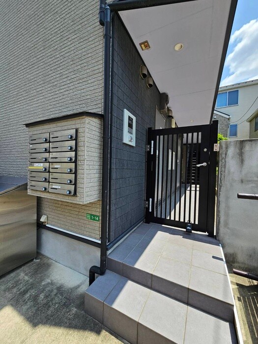 物件外観写真4　(エントランス部分)