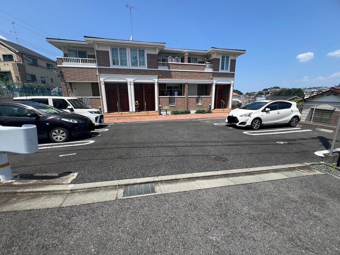 物件外観写真3　(駐車場)