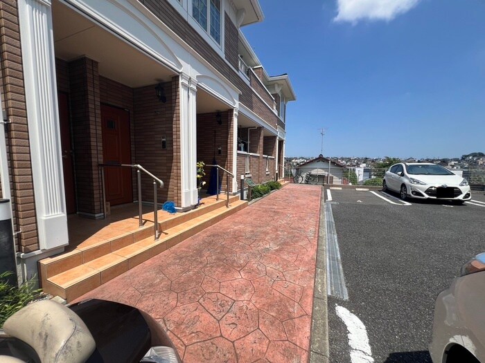 物件外観写真6　(エントランス部分)