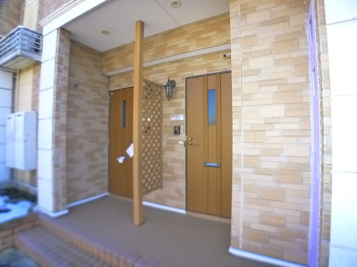 物件外観写真4　(エントランス部分)