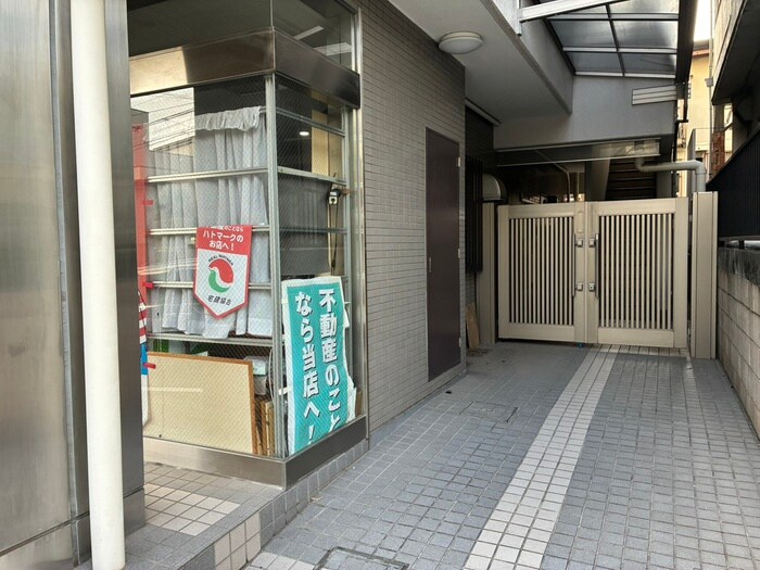 物件外観写真2　(エントランス部分)