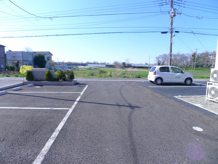 物件外観写真3　(駐車場)