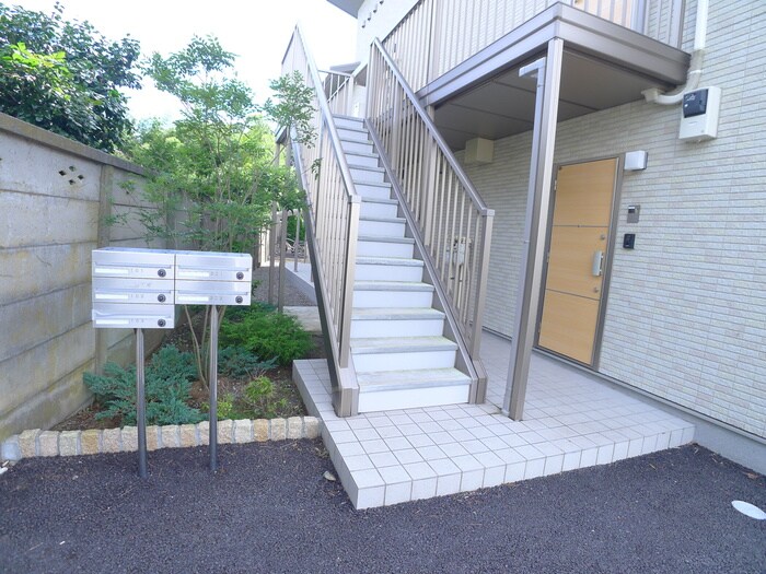 物件外観写真5　(エントランス部分)