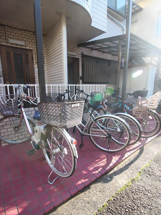 物件外観写真3　(駐輪場)