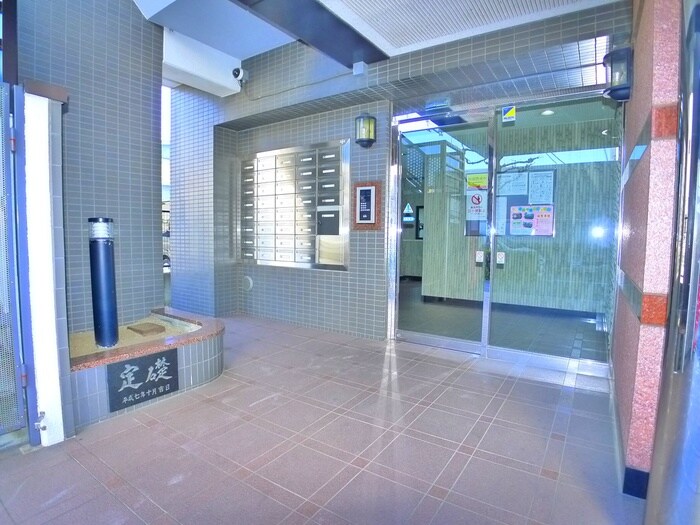 物件外観写真2　(エントランス部分)