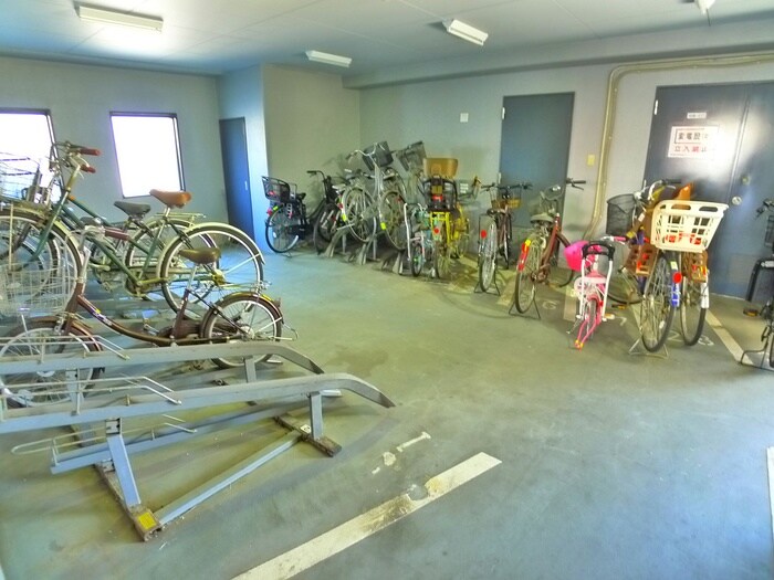 物件外観写真4　(駐輪場)