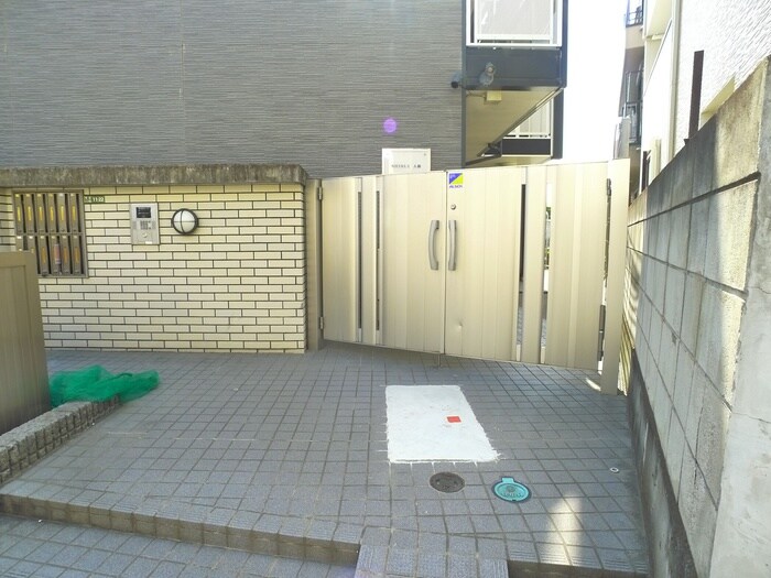 物件外観写真2　(エントランス部分)