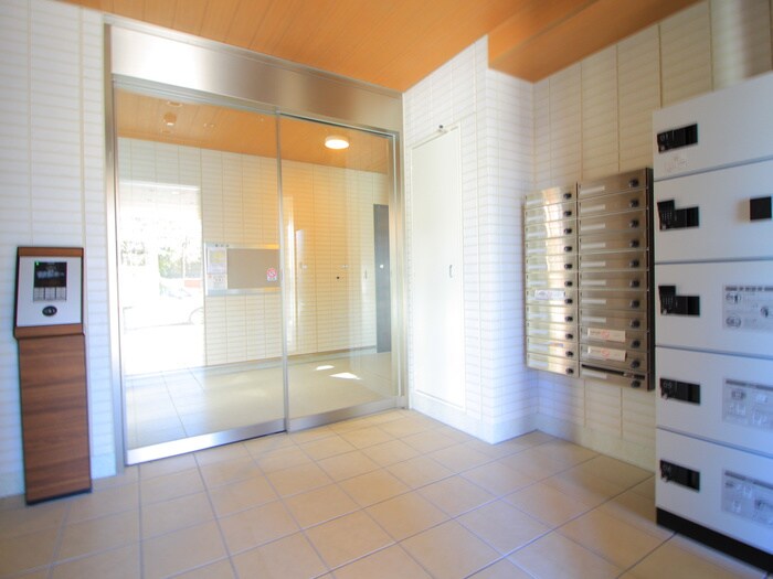 物件外観写真3　(エントランス部分)