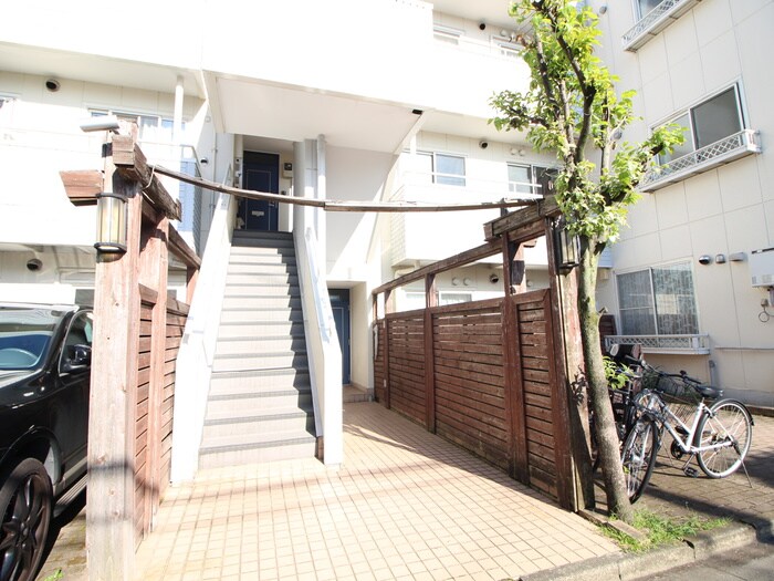 物件外観写真3　(エントランス部分)