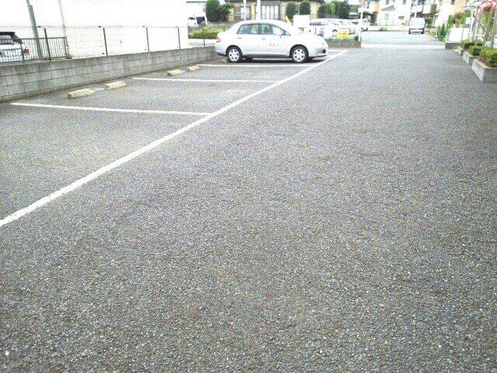 物件外観写真3　(駐車場)