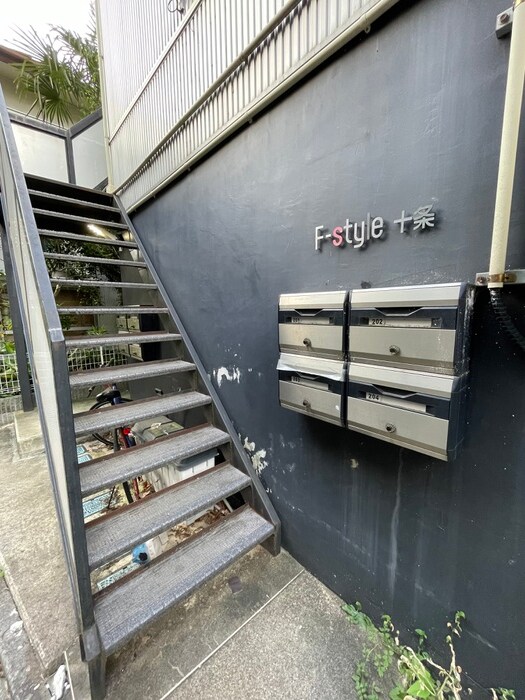 物件外観写真1　(エントランス部分)