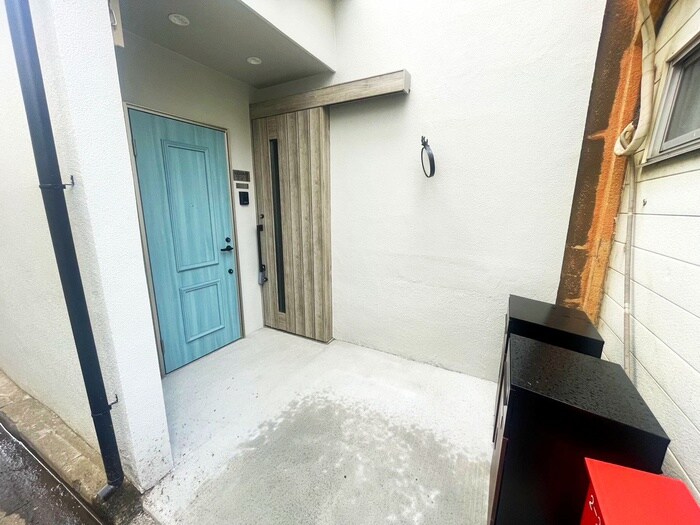 物件外観写真3　(エントランス部分)