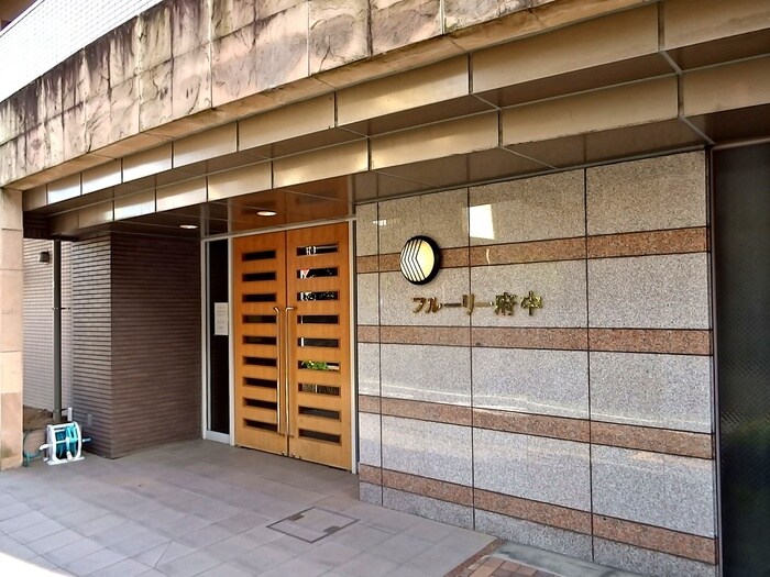 物件外観写真2　(エントランス部分)