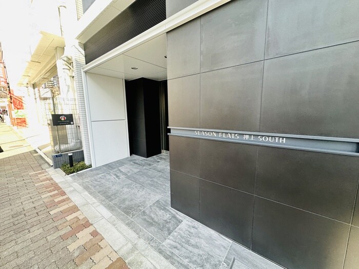 物件外観写真2　(エントランス部分)