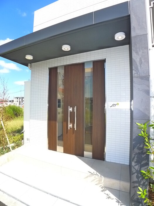 物件外観写真3　(エントランス部分)