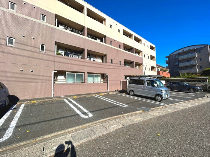 物件外観写真5　(駐車場)