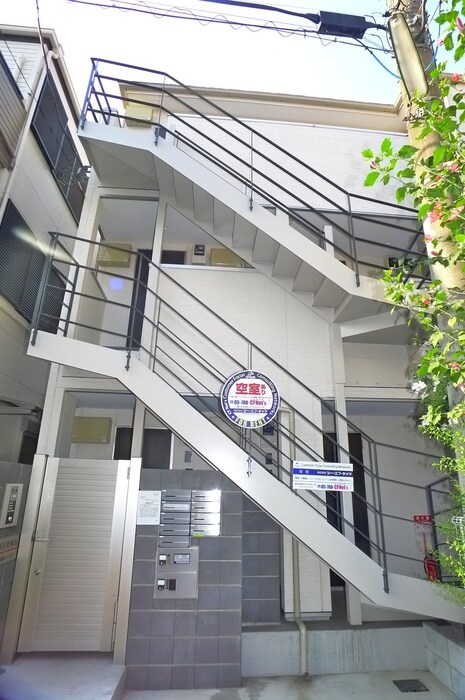 物件外観写真2　(エントランス部分)