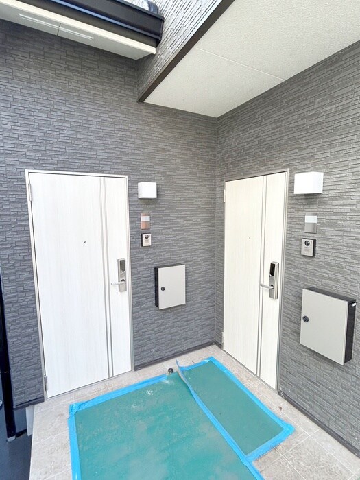 物件外観写真5　(エントランス部分)