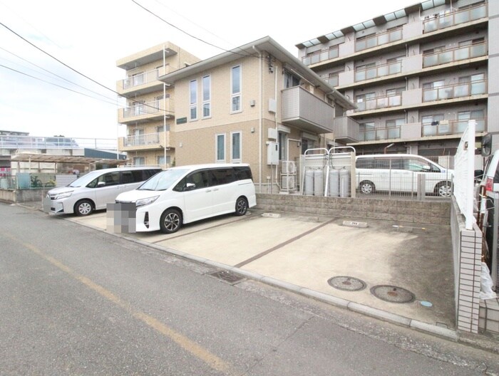 物件外観写真3　(駐車場)