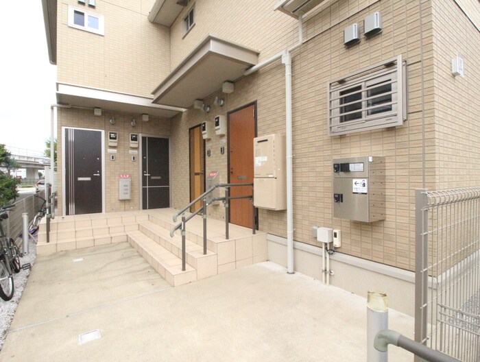 物件外観写真4　(エントランス部分)