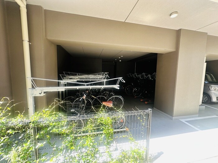 物件外観写真4　(駐輪場)