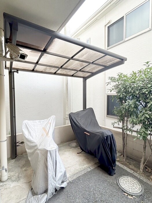 物件外観写真5　(バイク置き場)