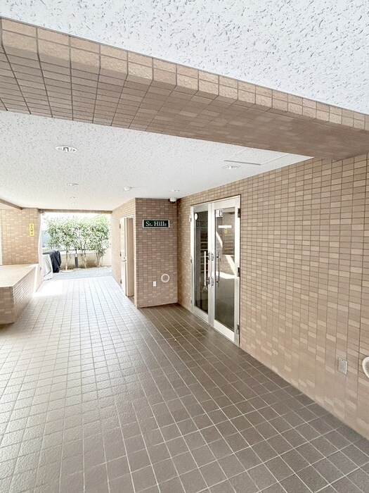 物件外観写真6　(エントランス部分)