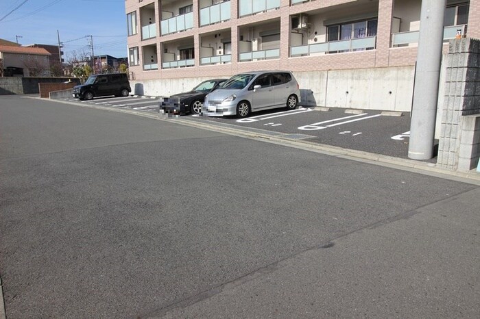 物件外観写真5　(駐車場)