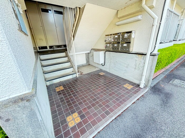 物件外観写真4　(エントランス部分)