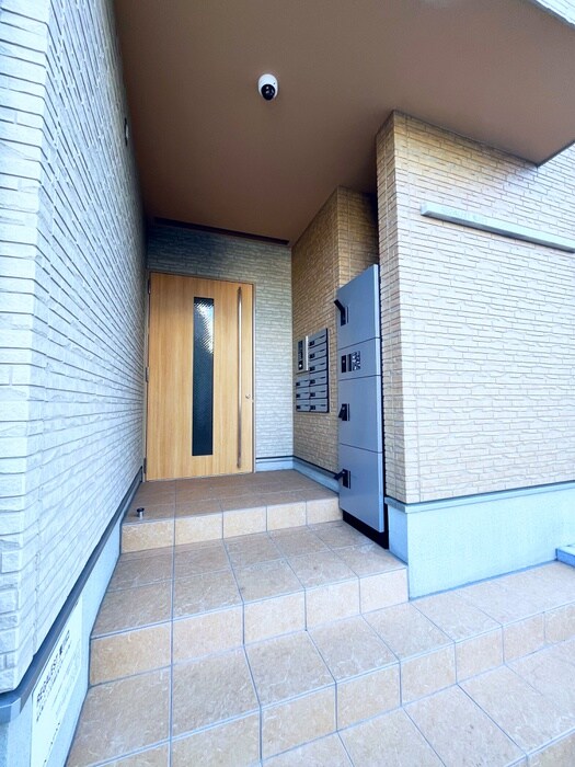 物件外観写真2　(エントランス部分)