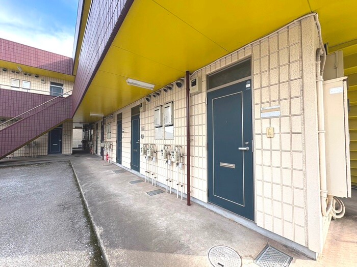 物件外観写真5　(エントランス部分)