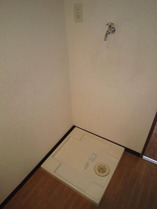 物件内観写真10　(洗濯機置場)