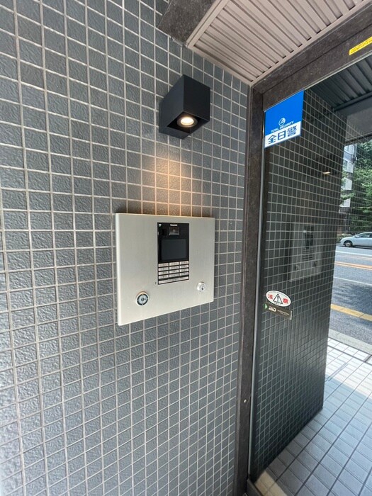 物件外観写真6　(エントランス部分)